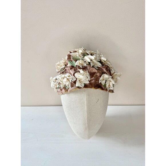 Vintage PASADENA Ivory Faux Floral Taupe Satin Petal Beehive Hat - Picture 4 of 16